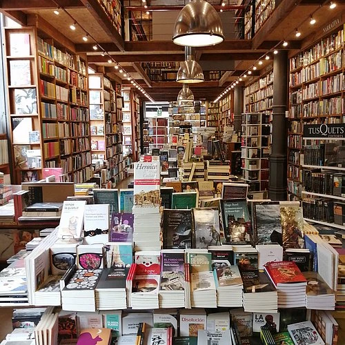 Interior de la librería Puro Verso